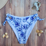 Bottom de Bikini Niña DESIRE con Aberturas Blanco Flores Azules