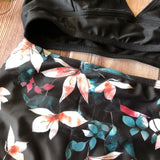 Bikini cintura alta, blusa Vuelos Negro/ Flor