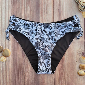 Bottom de Bikini Niña DESIRE con Aberturas Blanco Flores Negras